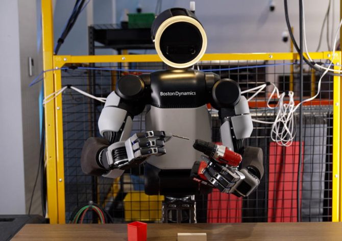 Boston Dynamics прокачала ловкость рук человекоподобных роботов Atlas, дав им новые четырёхпалые кисти